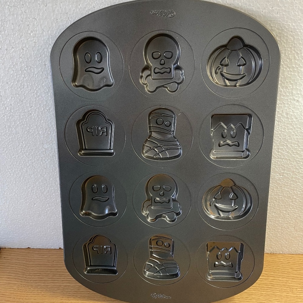 Wilton Halloween Mini Cake Cookie Pan Candy Mold Ghost Pumpkin Skeleton 12 Slots